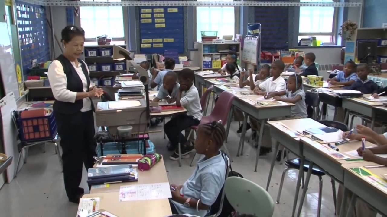 Newark Superintendent, Teachers Union President Sign Teacher Contract