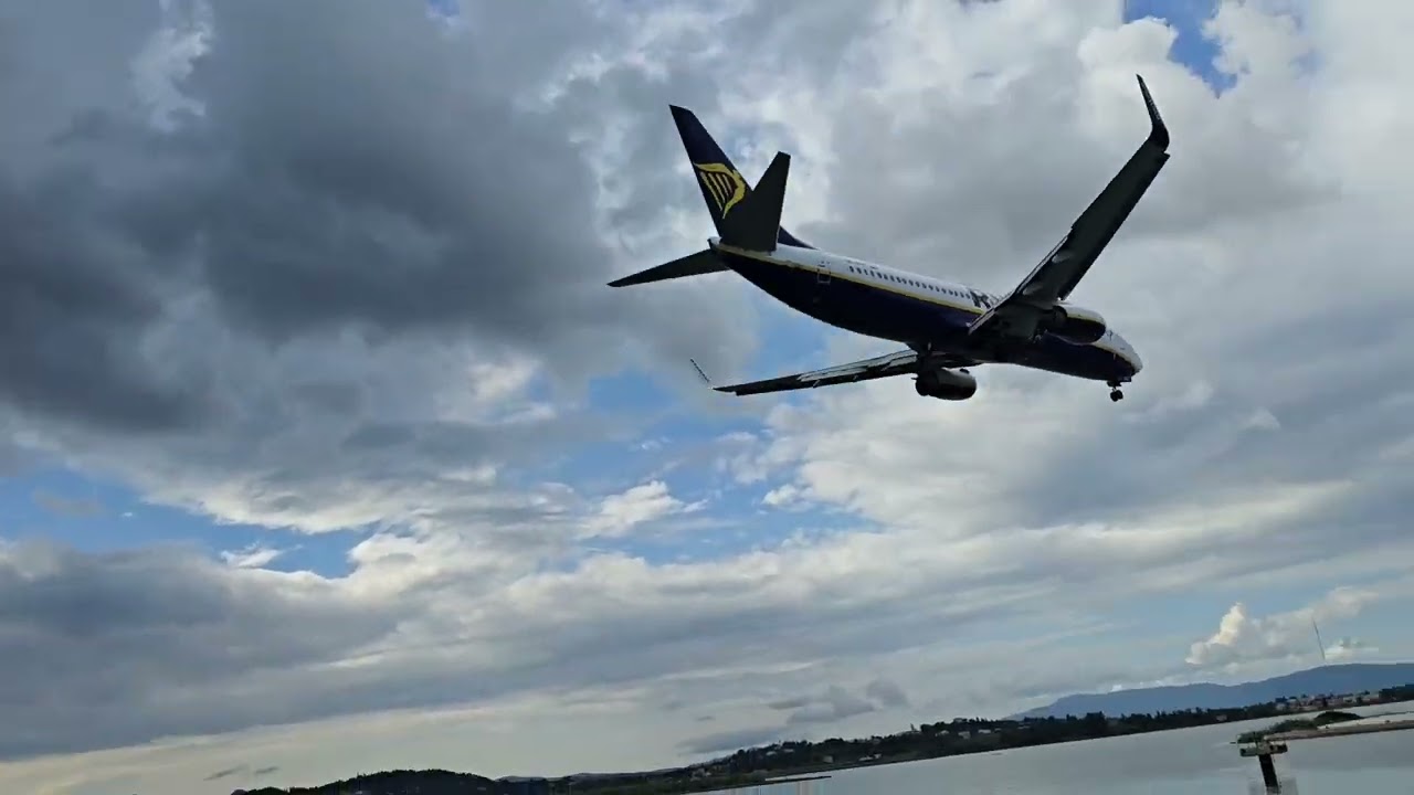 Lądowanie na Korfu, grobla przed lotniskiem, RayanAir