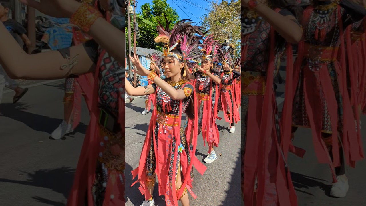 semangat joget karnaval pakai kostum dayak
