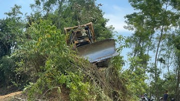D6R XL Bulldozer Overcomes Mountainous Terrain for Oil Palm Plantations