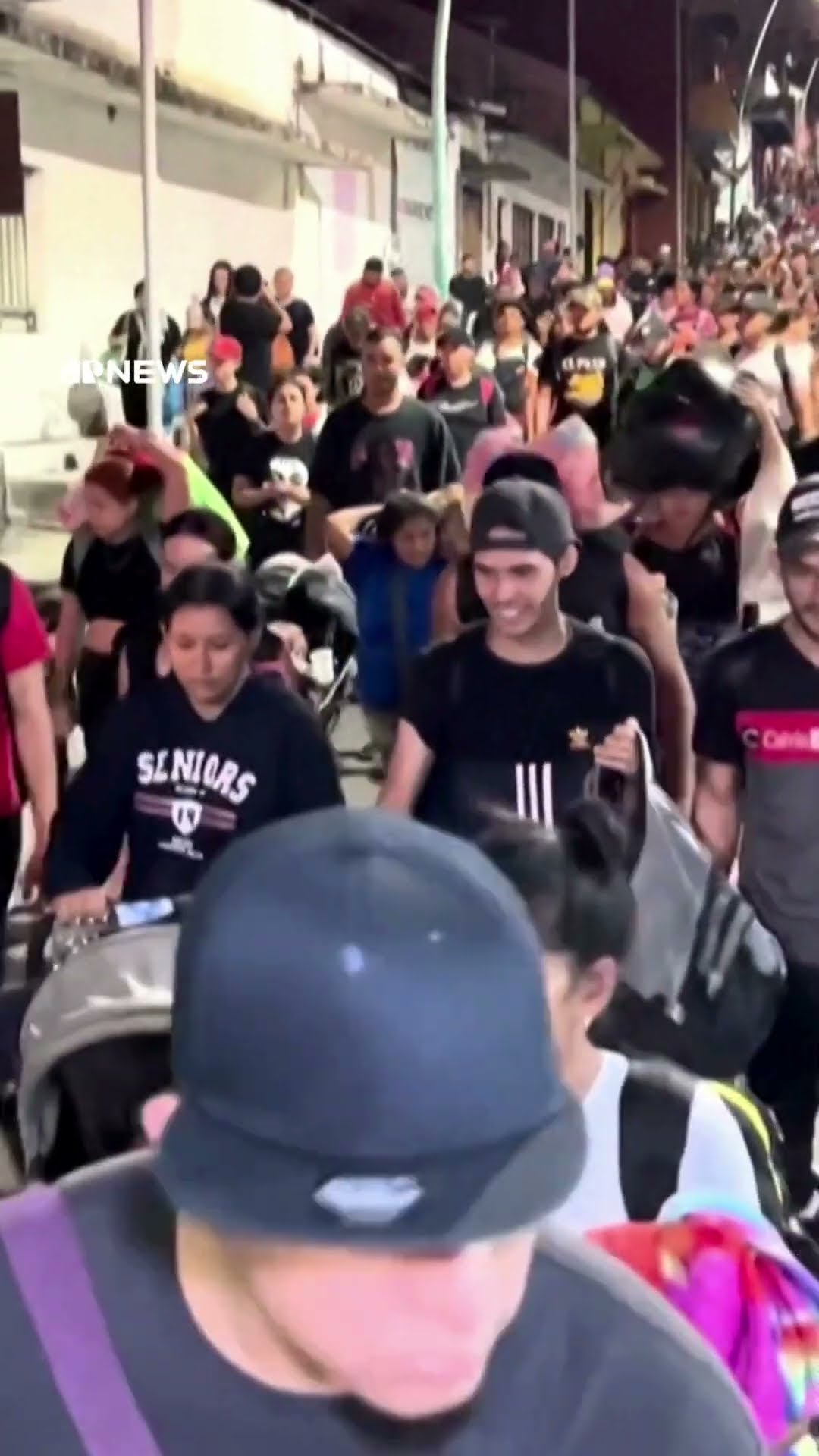 Três mil migrantes deixam o sul do México a caminho dos EUA; Trump promete prender #short