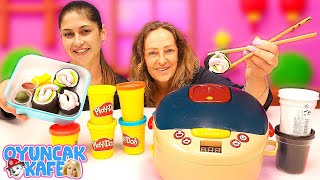 Oyuncak Kafe: Ayşe ve Nicole Multicooker'da pirinç pişiriyor ve suşi hazırlıyor. Kız videoları.