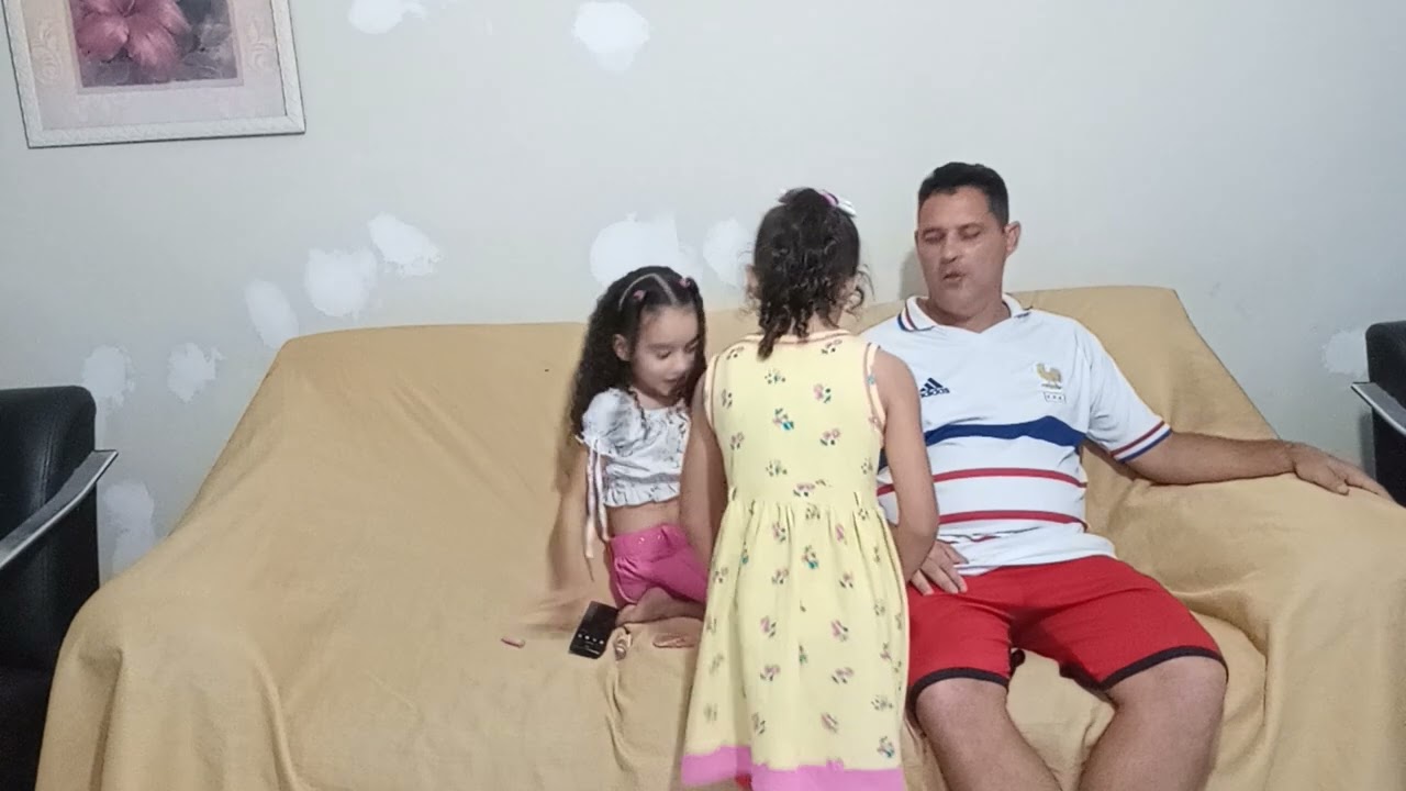 Filha de férias em casa pai passa por isso kkkk.