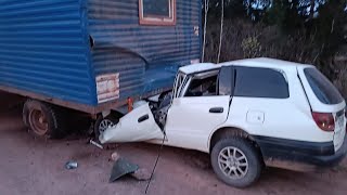 11.05.2024г - «Снесло пол головы». Водитель "Тойоты" погиб влетев в дом-вагон в Иркутской области.