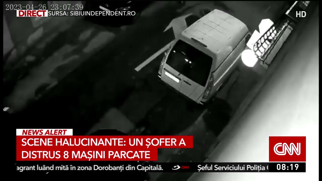 Şofer filmat când loveşte opt maşini parcate pe o stradă din Sibiu. Poliţiştii încearcă să îl prindă