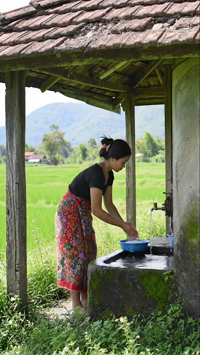 Suasana Gadis Desa Mencuci Beras Buat Masak