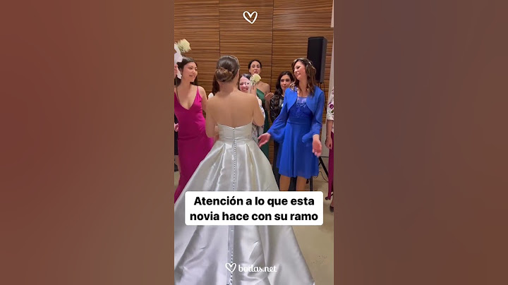 Increíble lo que hace esta novia con el ramo #shorts #bodasnet #ramos #sorpresa #sorpresas