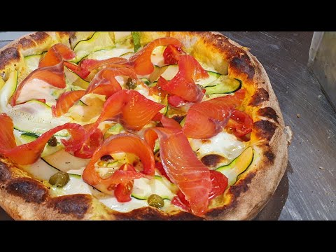 Video: Paano Gumawa Ng Pinausukang Salmon Pizza