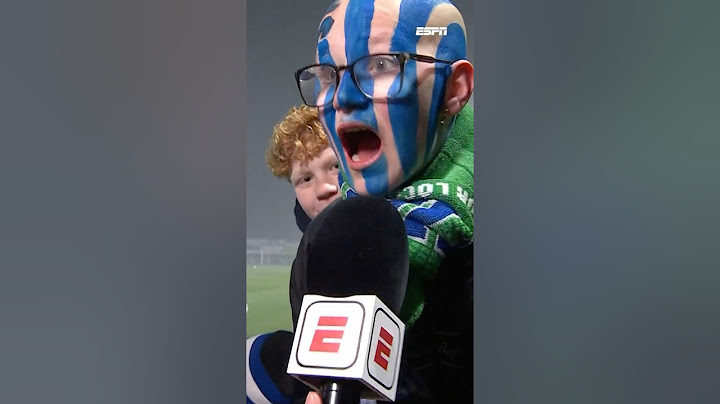 🔵⚪ Jonge fan Quick Boys hakt erop los 🕺