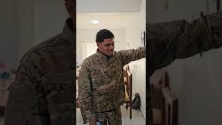 Mira lo que hizo este militar al encontrar un hombre saliendo de su casa
