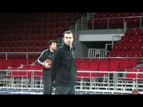 Seconda giornata di Top 16 euroleague 2009/2010. La Montepaschi Ã¨ attesa ad Istanbul dove affronterÃ  l'Efes Pilsen di Ergin Ataman e Bootsy Thornton. Le immagini del viaggio e del prepartita.