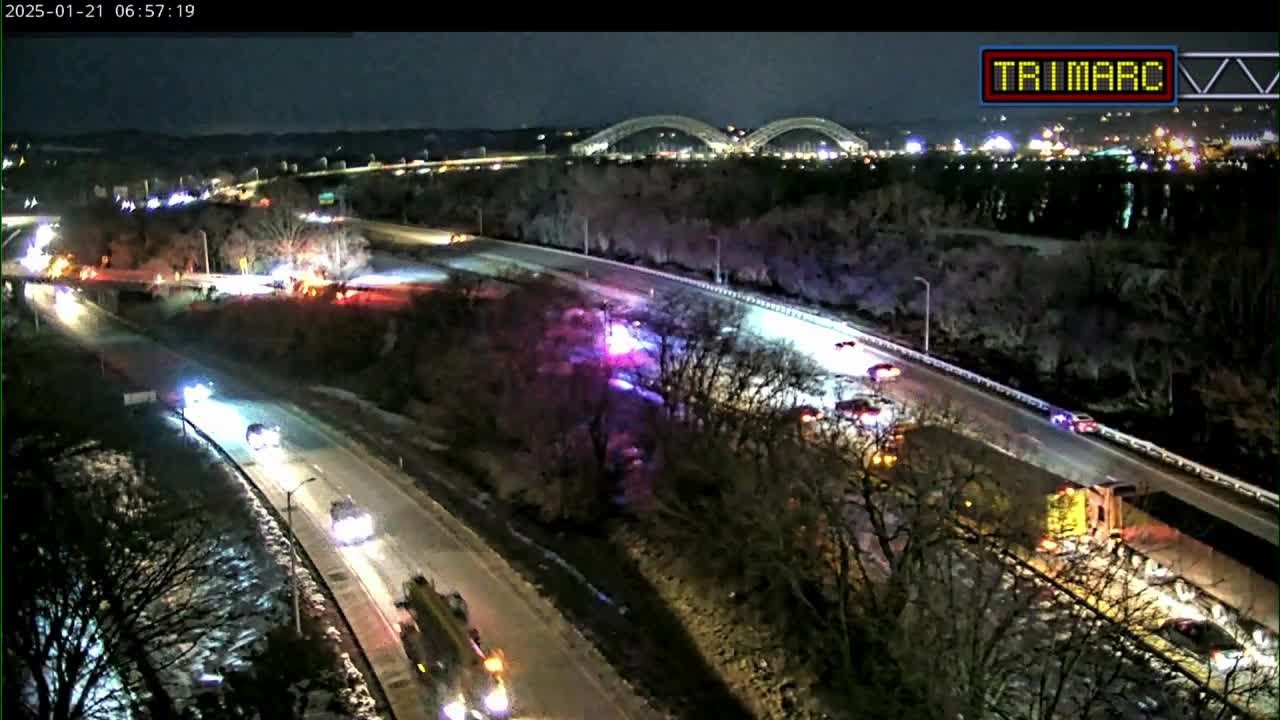 Crash blocks all lanes of I-64 West ramp in Louisville - YouTube