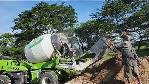 SQMG 2.6m³ self loading concrete mixer in Honduras