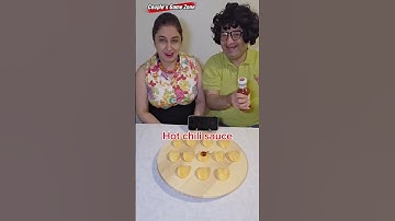 "Wasabi en pittige pinda dobbelsteen uitdaging! 🌶️🎲🥵 Wie eet de hete friet?"