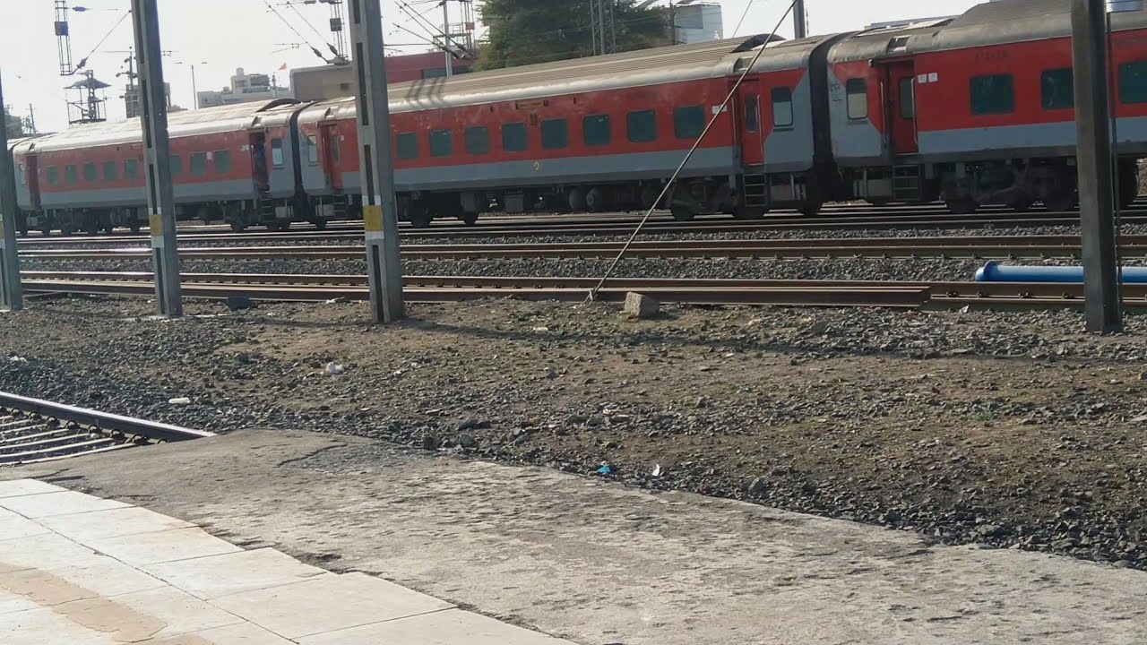ahmedabad-to-gorakhpur-express-19489-adi-gkg-exp-train-has-arrives-at