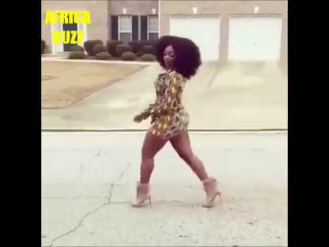 BEAUTIFUL AFRO BLACK GIRL WALKING IN THE STREET