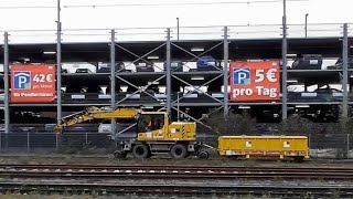 Schienen - Bagger Fährt Mit Ohne Anhänger Durch Den Bahnhof Gießen