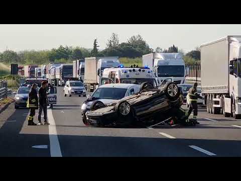 Scontro tra auto e furgoncino in Autostrada