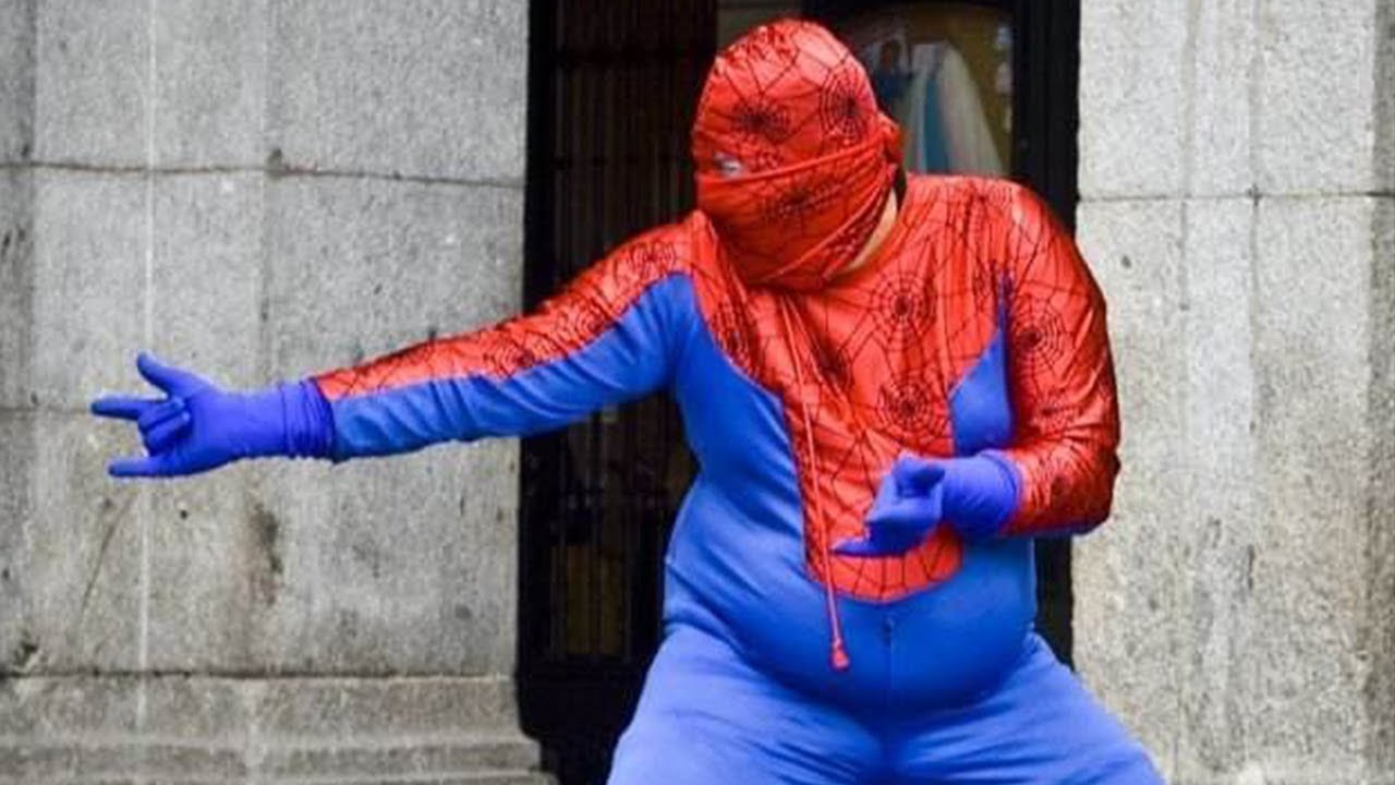 Пародия на человека паука. Бухой человек паук. Костюм человека паука прикол. Смешной костюм Спайдермена. Смешной костюм Спайдер мэна.