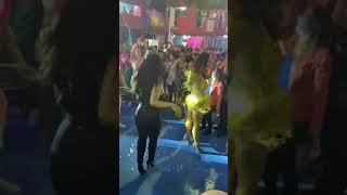 Rainhas Claudia Higino e Fernanda Catanoce à frente da bateria da Mangueira