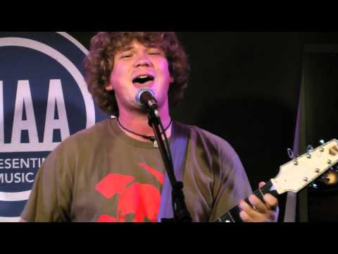 Video: The Bluebird Cafe Nashville: Wie Man Bei Der Open Mic Night Auftritt - Und Wie Es Wirklich Ist