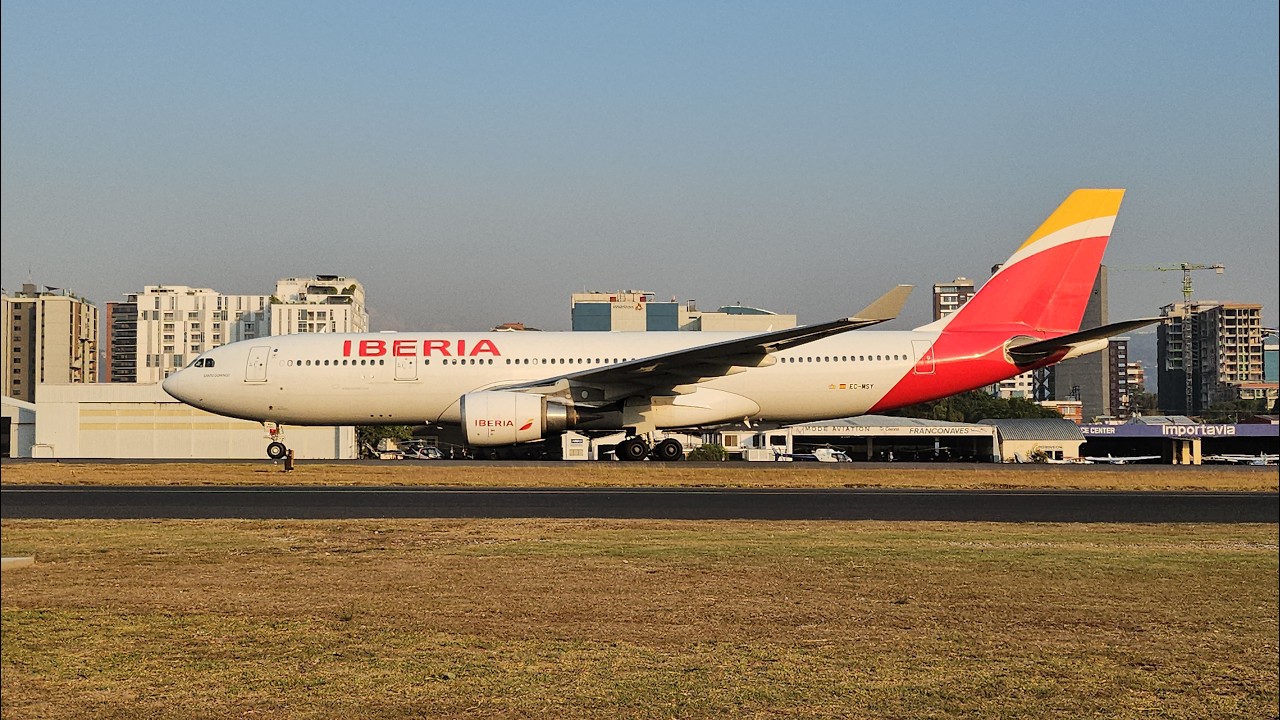Approaching Planes on La Aurora AirClub (MGGT)