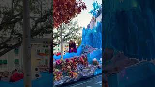 Elsa, Anna, And Olaf!! Frozen 2 Parade Float Is So Chill! 🥶 #disneyland #magichappens #shorts