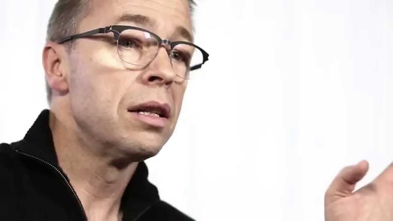 Amazon Ralf Groene Ralf Groene, Chefdesigner Microsoft Devices, stellt das Surface Book ...