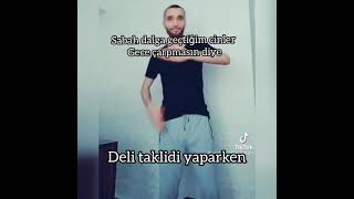 Komi̇k Deli̇ Takli̇di̇ Yapan Adam