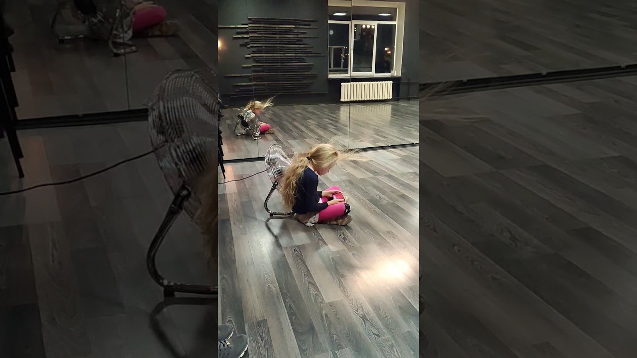 I'am Alone in pink tights.                       Я одна в розовых колготках. 