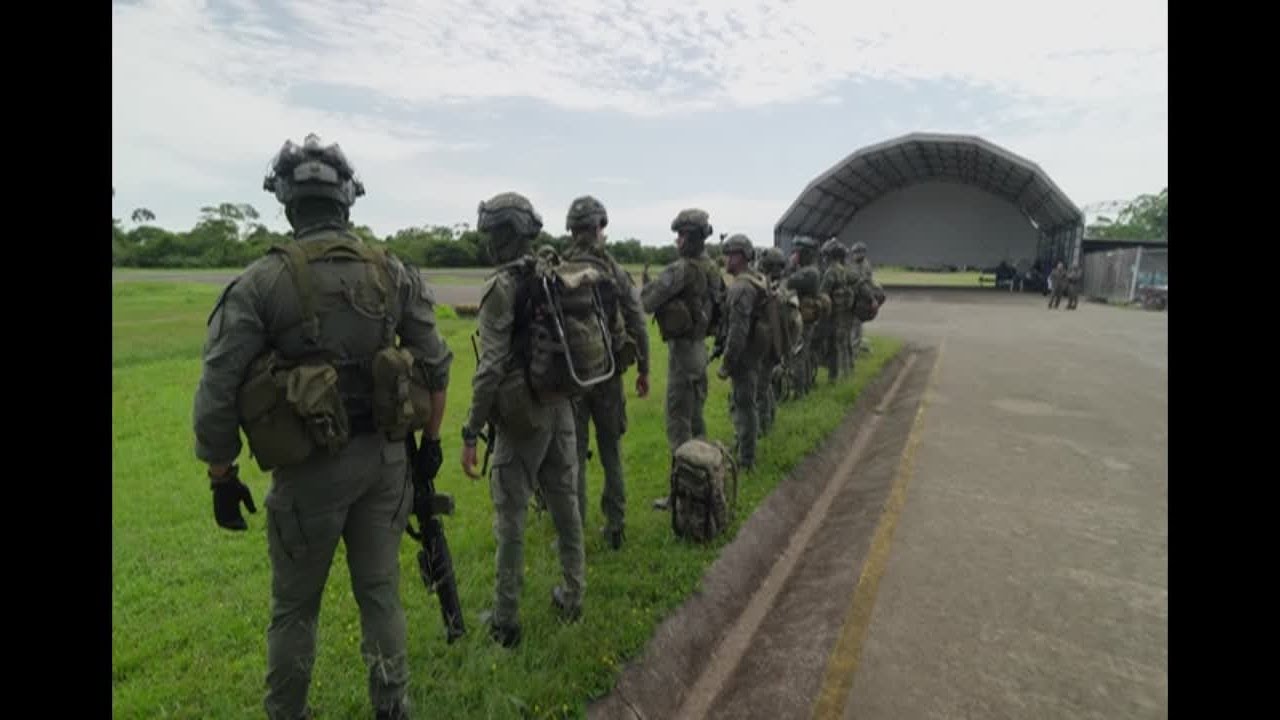 Следите за тем, как колумбийская полиция уничтожает лаборатории по производству кокаина.