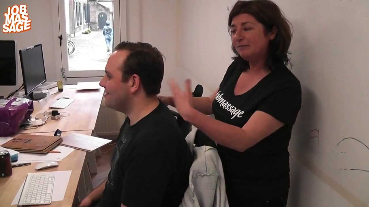 Geef je collega een jobmassage - Doe deze nek- en schoudermassage.