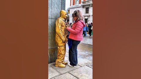 I could not resist the temptation to kiss her.#londongoldmanstatue #livingstatue