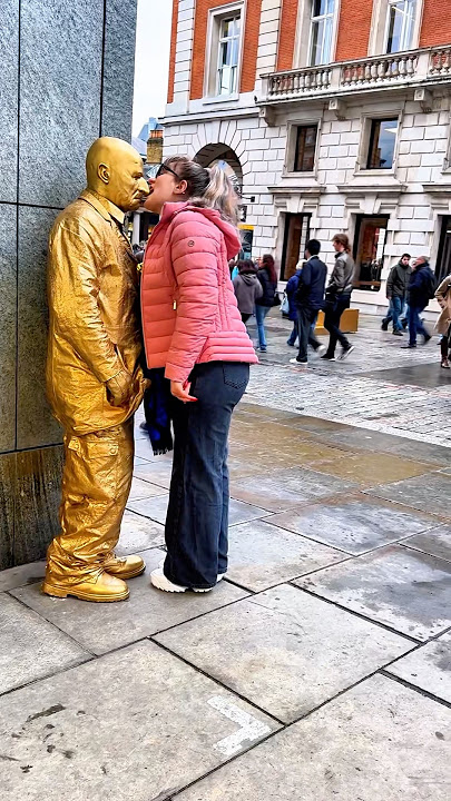 I could not resist the temptation to kiss her.#londongoldmanstatue #livingstatue