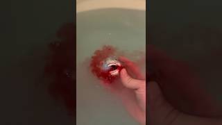 風呂の中が美しい赤い色に染まって全身を赤いお湯で温めた