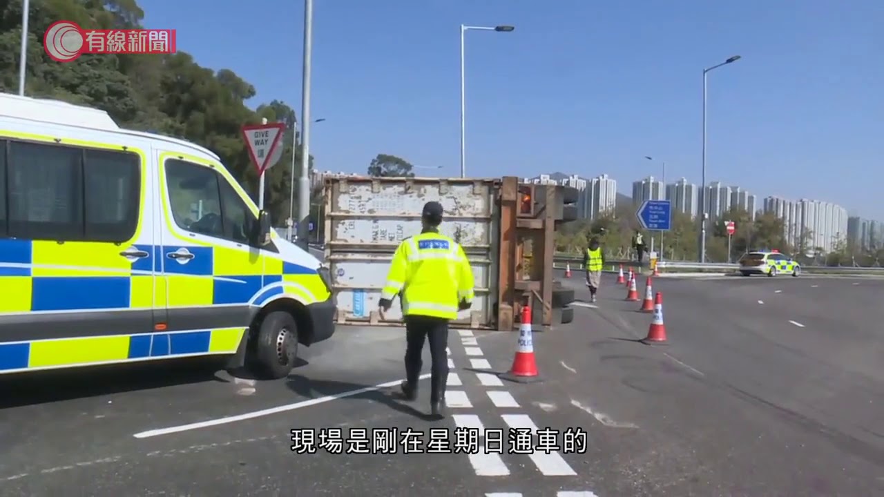青葵公路有私家車與貨車相撞後墮橋 兩車司機受傷送院