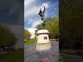 Regardez cette statue et ses fleurs je ne sais pas de qui il sagit ni le nom des fleurs la statue