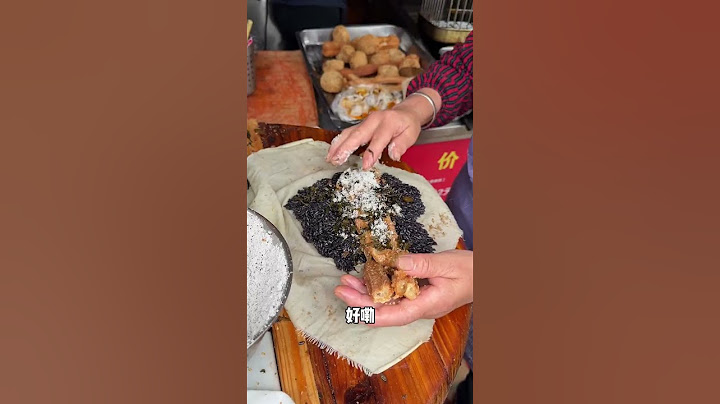 南京街头的乌饭麻团，甜甜糯糯的吃着挺香的 #麻团乌饭 #路边摊美味 #街头美食 #chinastreetfood #streetfood #chinafood #shorts