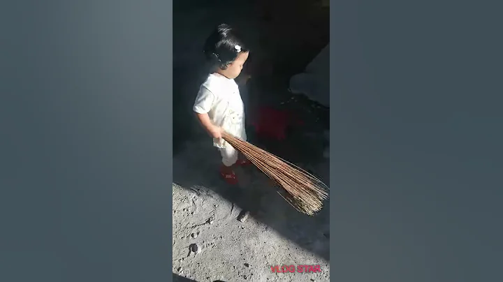 This is how to use broom and dustpan😂
