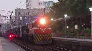 {20171109}7802次貨物列車台南鳴笛通過