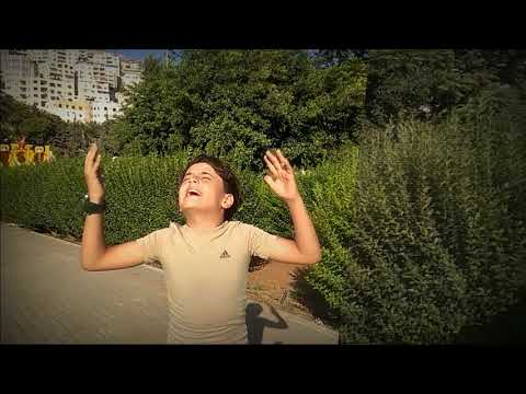 مشتاق لضحكتك