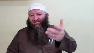 Er fragte den Gelehrten: Was ist der Unterschied zwischen deinem Bart und einem Hundeschwanz?