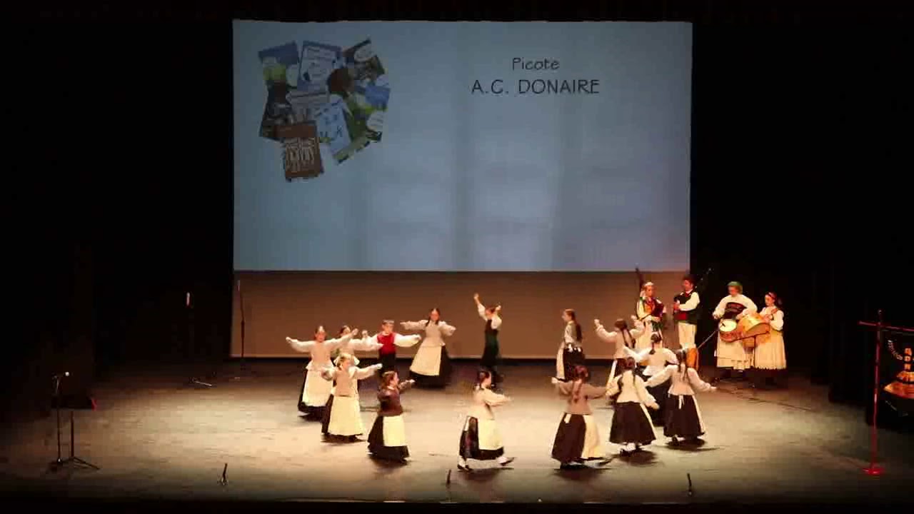 Picote bailan Muiñeira de Begán no X Festival Infantil O Berce de Donaire (tocan gaiteiros)