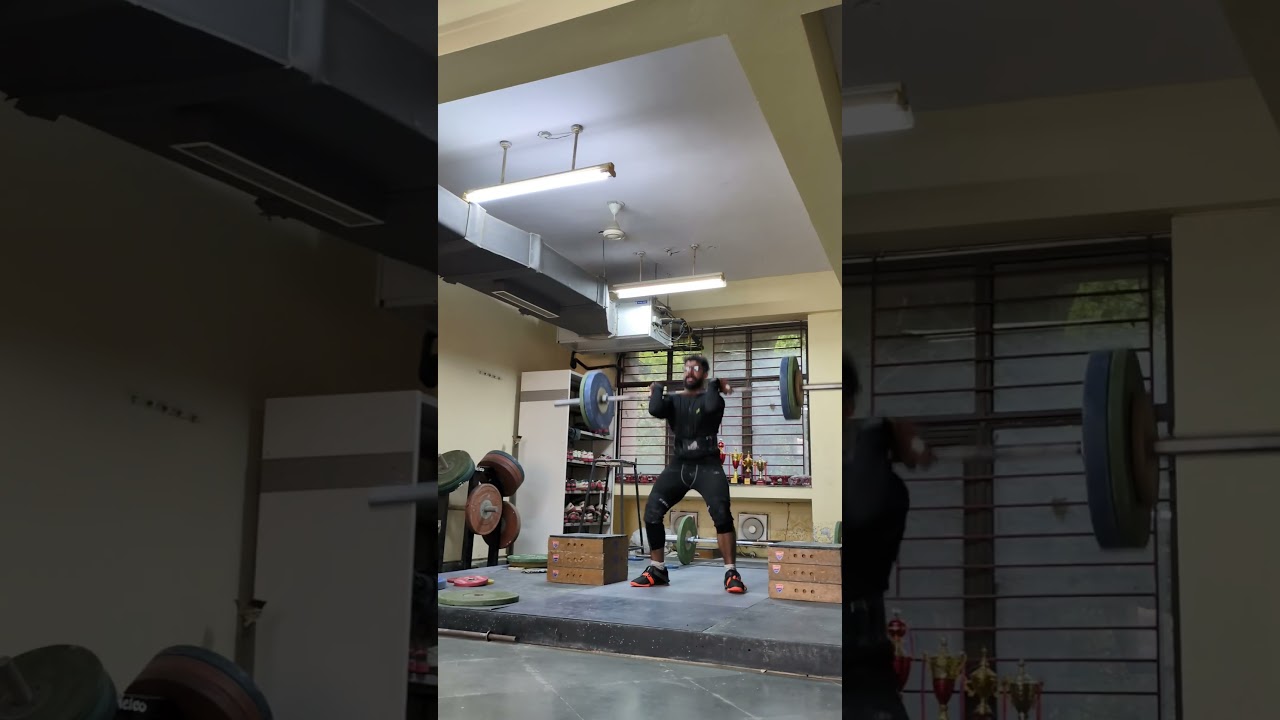 powerlifter learning weightlifting in IIT Delhi 