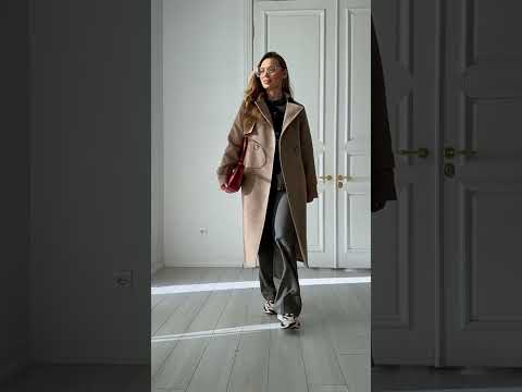 Демісезонне жіноче якісне довге пальто з патами, пелериною, шліцею Pозміри 40-50, видео 1