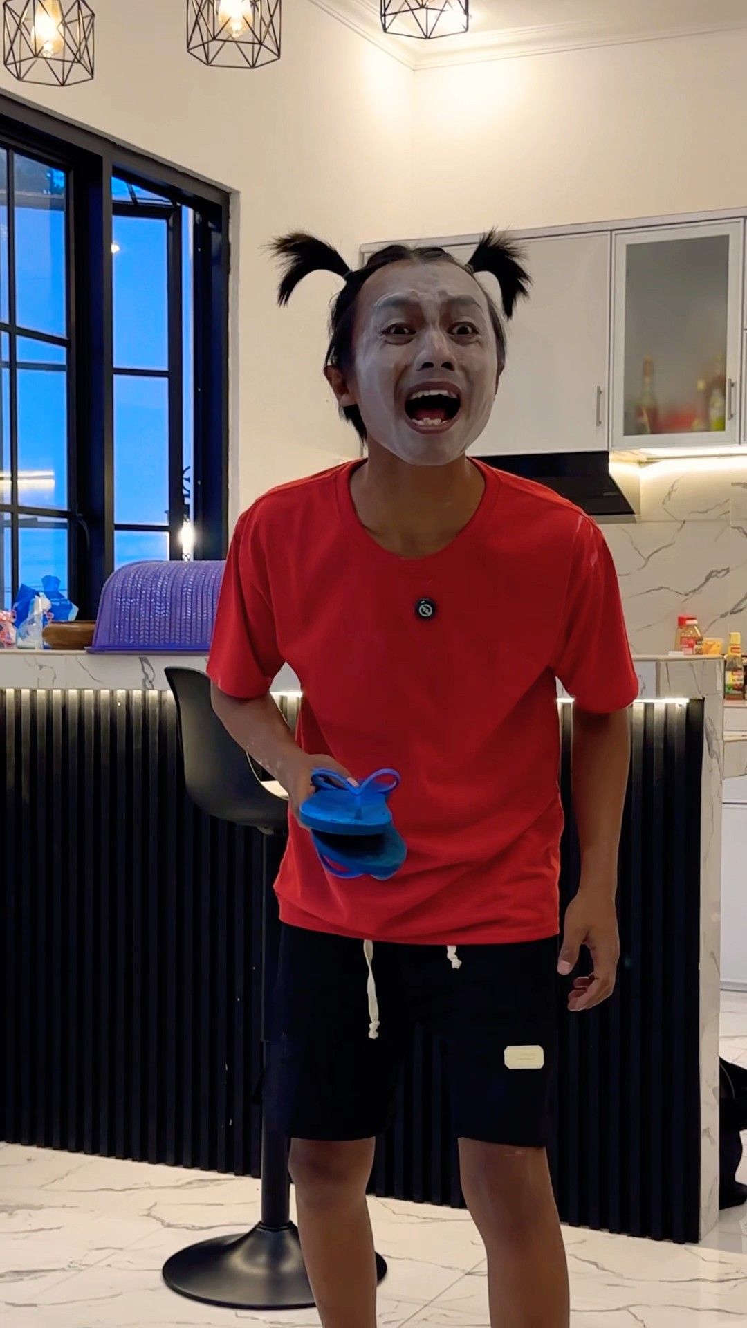 Ngasih Makan Sendal