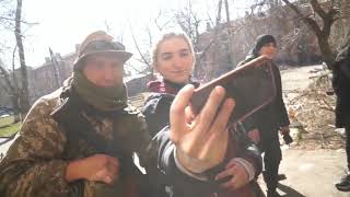 Жители Мариуполя встречают российских военных
