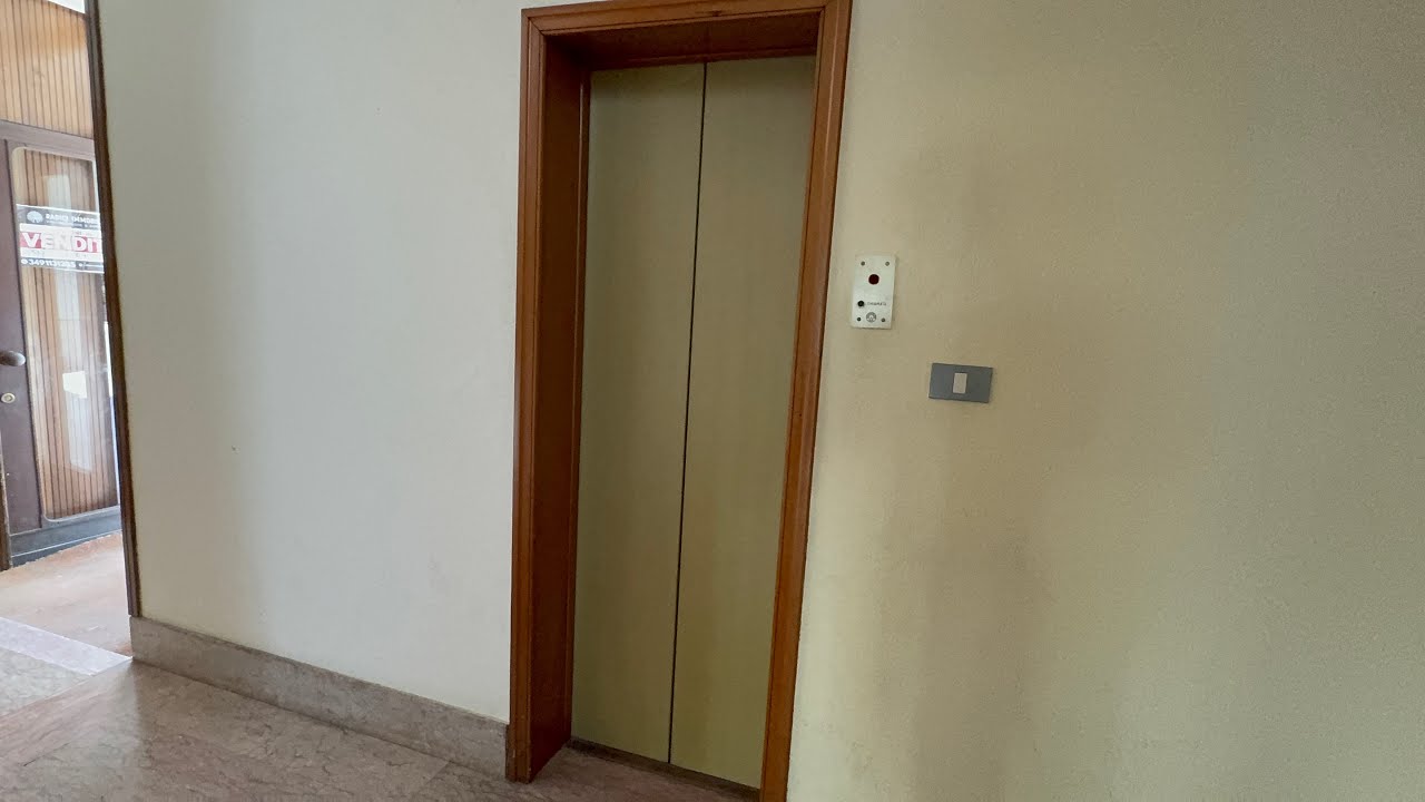 Automatic doors! Rare Vintage Schindler elevator @Lecce, Italy