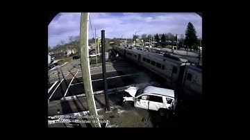Train hits car knocking over crossing signal in Netcong, NJ (full video)