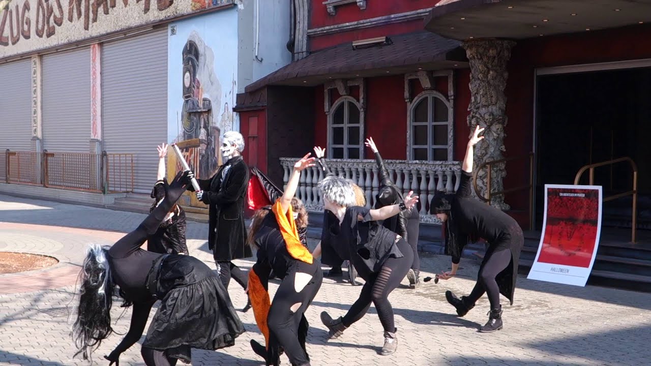 Zombie-Tanz vor dem Hotel Psycho im Prater